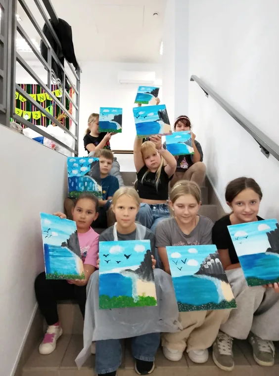 Uczestnicy prezentują swoje obrazy