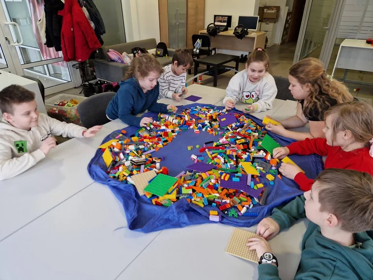 Wspólne budowanie z klocków LEGO