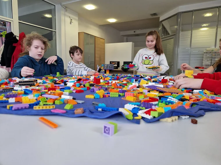 Zajęcia LEGO przy dużym stole