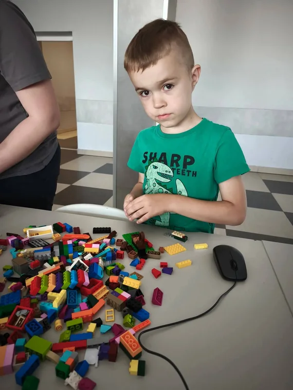 Samodzielne budowanie z kolorowych klocków