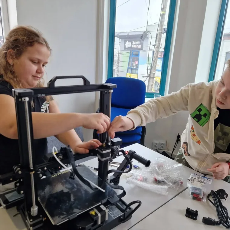 Dzieci poznają elementy drukarki 3D