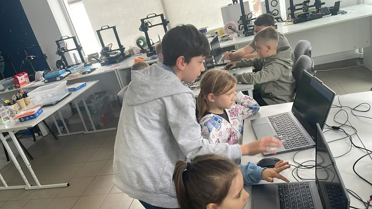Praca przy laptopach i drukarkach 3D