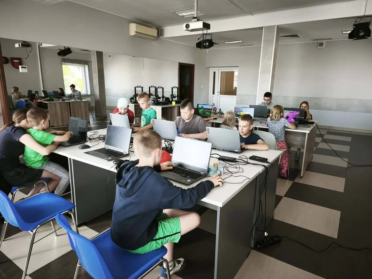 Sala komputerowa podczas zajęć