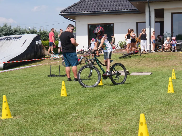 Trening rowerowy na trawie